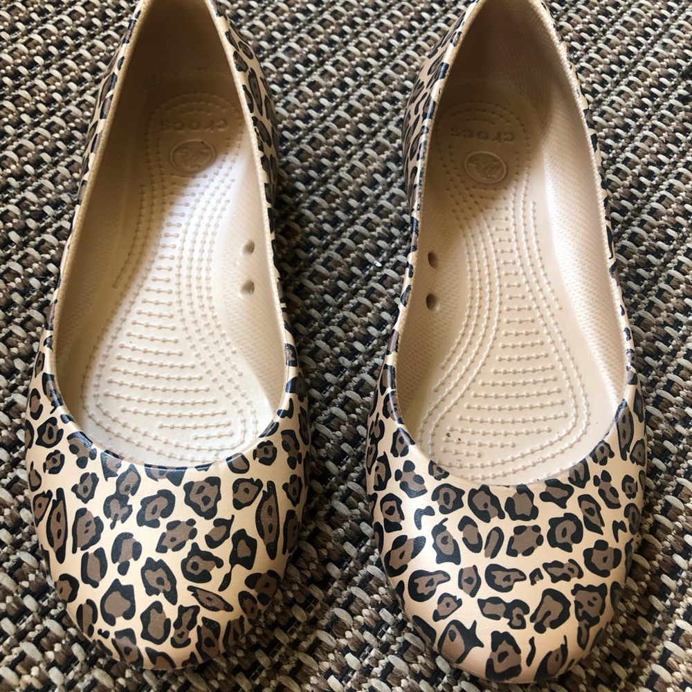 CROCS Leopard/Animal Print Slip-on Ballet Flats Closed Heel Water Friendly - Picture 3 of 10